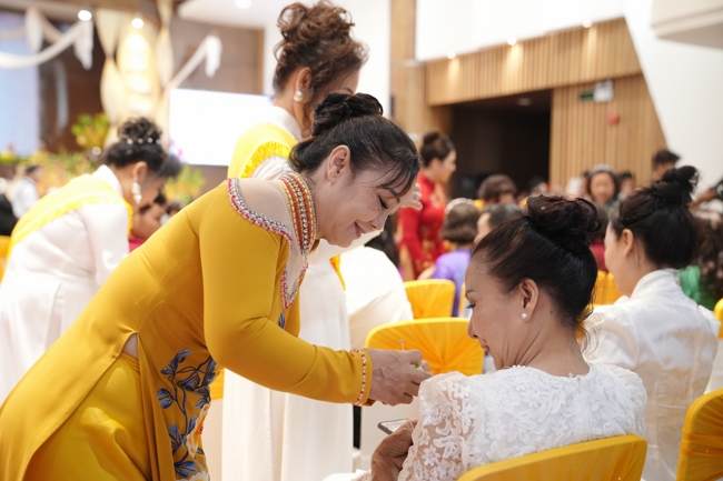 “The Rose Pinning on Shirt” Ullambana Ceremony for Businessmen