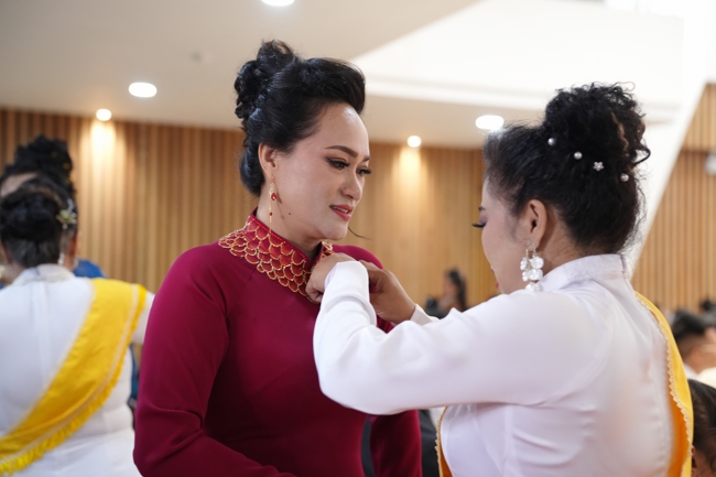 “The Rose Pinning on Shirt” Ullambana Ceremony for Businessmen