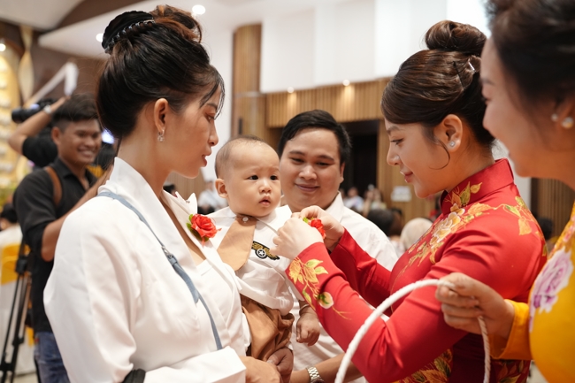 “The Rose Pinning on Shirt” Ullambana Ceremony for Businessmen