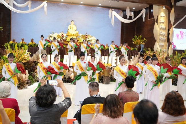 “The Rose Pinning on Shirt” Ullambana Ceremony for Businessmen
