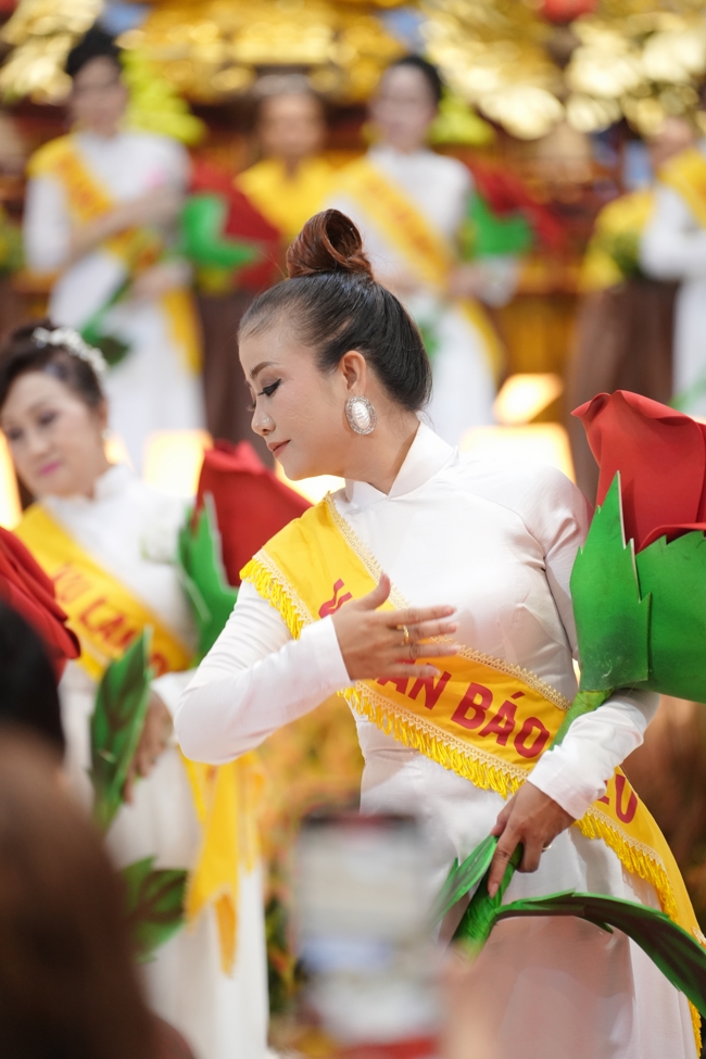 “The Rose Pinning on Shirt” Ullambana Ceremony for Businessmen