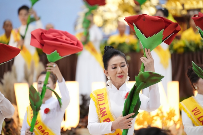 “The Rose Pinning on Shirt” Ullambana Ceremony for Businessmen