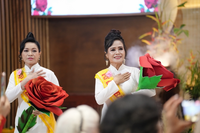 “The Rose Pinning on Shirt” Ullambana Ceremony for Businessmen