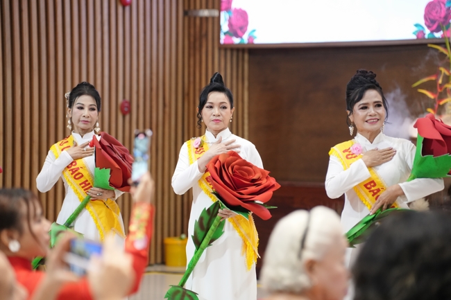 “The Rose Pinning on Shirt” Ullambana Ceremony for Businessmen