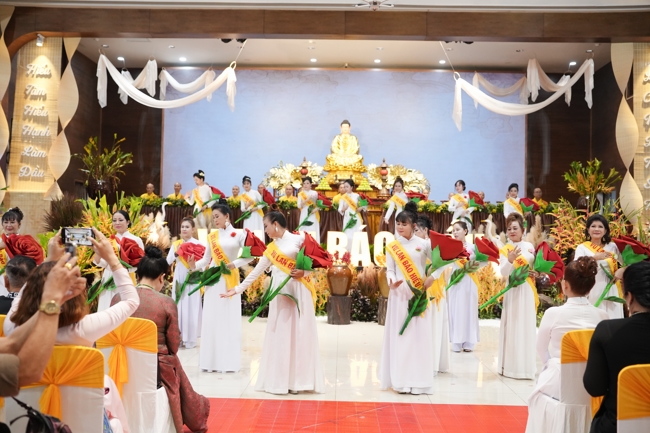 “The Rose Pinning on Shirt” Ullambana Ceremony for Businessmen