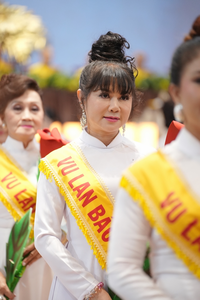 “The Rose Pinning on Shirt” Ullambana Ceremony for Businessmen