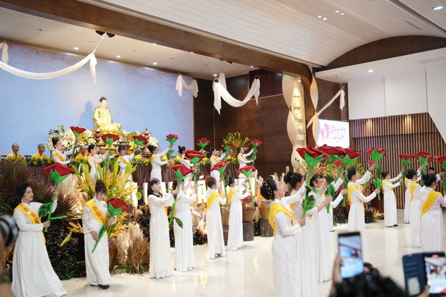 “The Rose Pinning on Shirt” Ullambana Ceremony for Businessmen