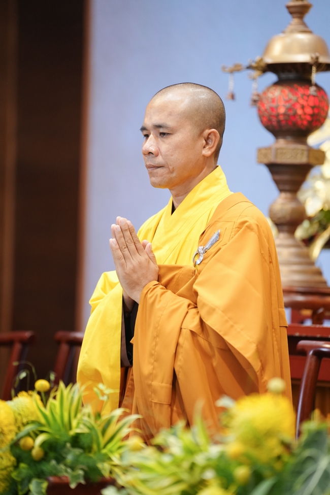 “The Rose Pinning on Shirt” Ullambana Ceremony for Businessmen