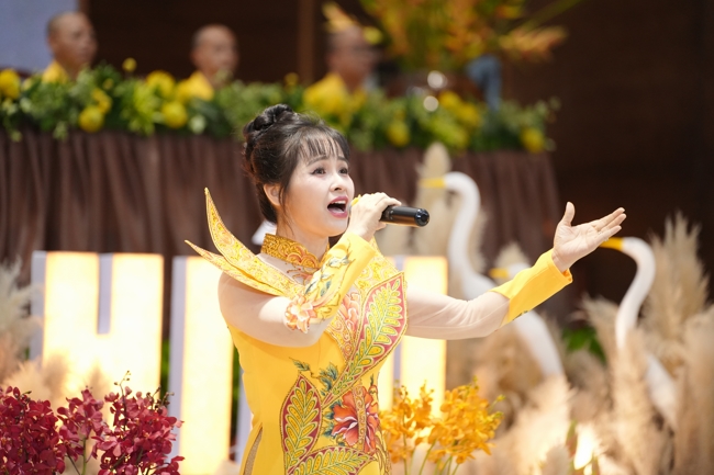 “The Rose Pinning on Shirt” Ullambana Ceremony for Businessmen