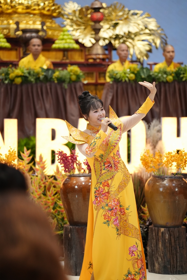 “The Rose Pinning on Shirt” Ullambana Ceremony for Businessmen