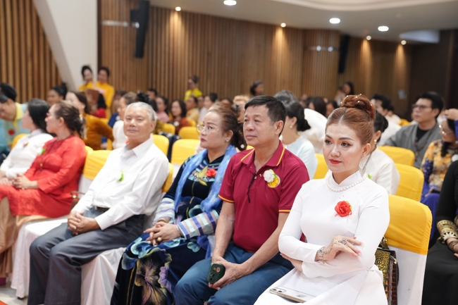 “The Rose Pinning on Shirt” Ullambana Ceremony for Businessmen