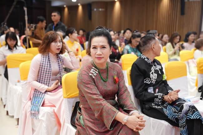 “The Rose Pinning on Shirt” Ullambana Ceremony for Businessmen