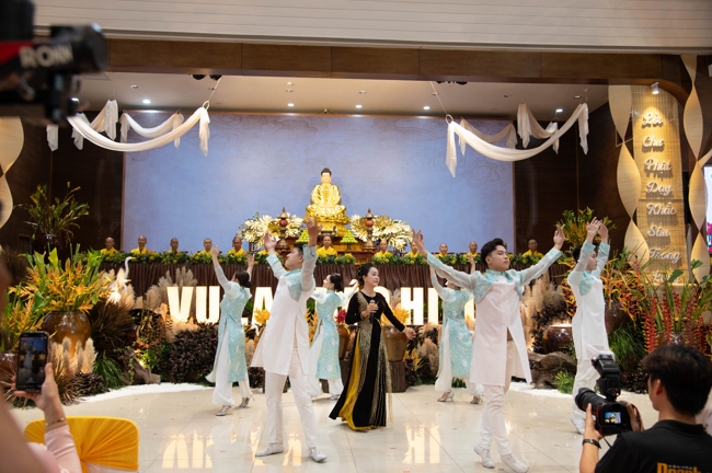 “The Rose Pinning on Shirt” Ullambana Ceremony for Businessmen