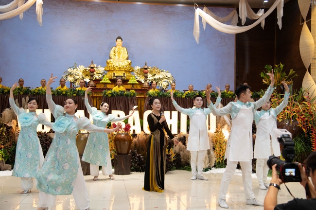 “The Rose Pinning on Shirt” Ullambana Ceremony for Businessmen