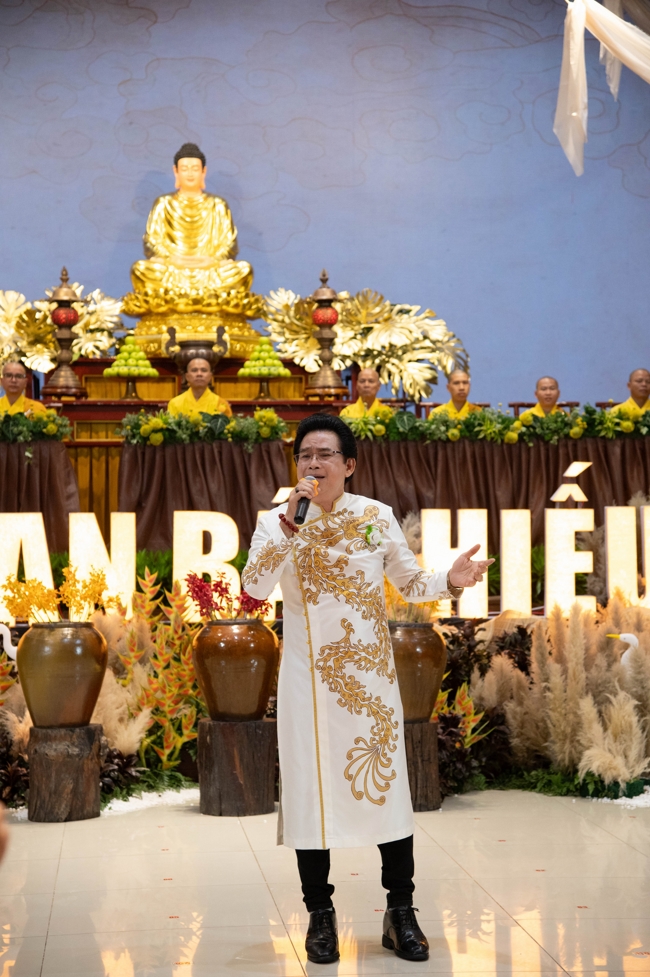 “The Rose Pinning on Shirt” Ullambana Ceremony for Businessmen