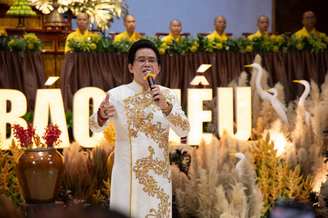 “The Rose Pinning on Shirt” Ullambana Ceremony for Businessmen