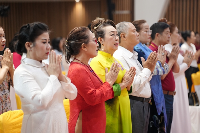 “The Rose Pinning on Shirt” Ullambana Ceremony for Businessmen