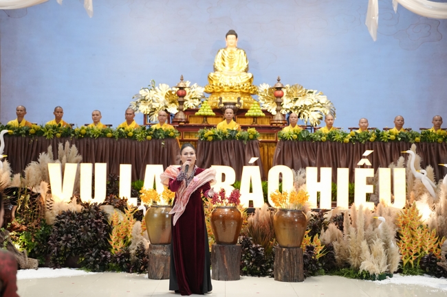 “The Rose Pinning on Shirt” Ullambana Ceremony for Businessmen