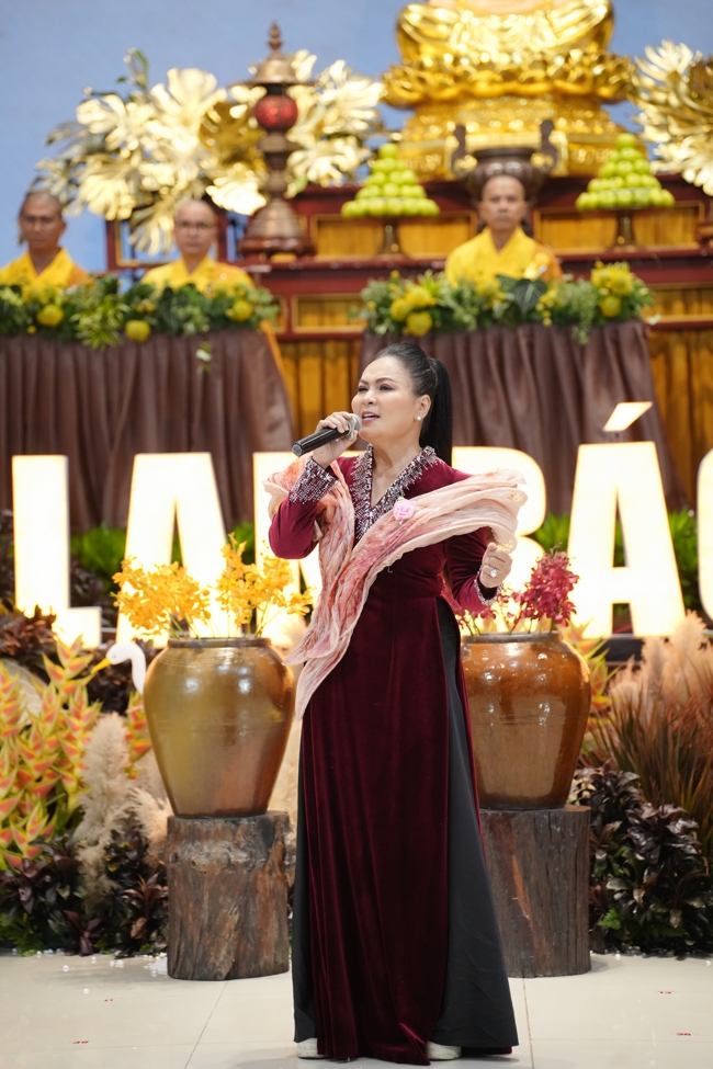 “The Rose Pinning on Shirt” Ullambana Ceremony for Businessmen