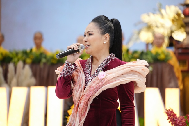 “The Rose Pinning on Shirt” Ullambana Ceremony for Businessmen