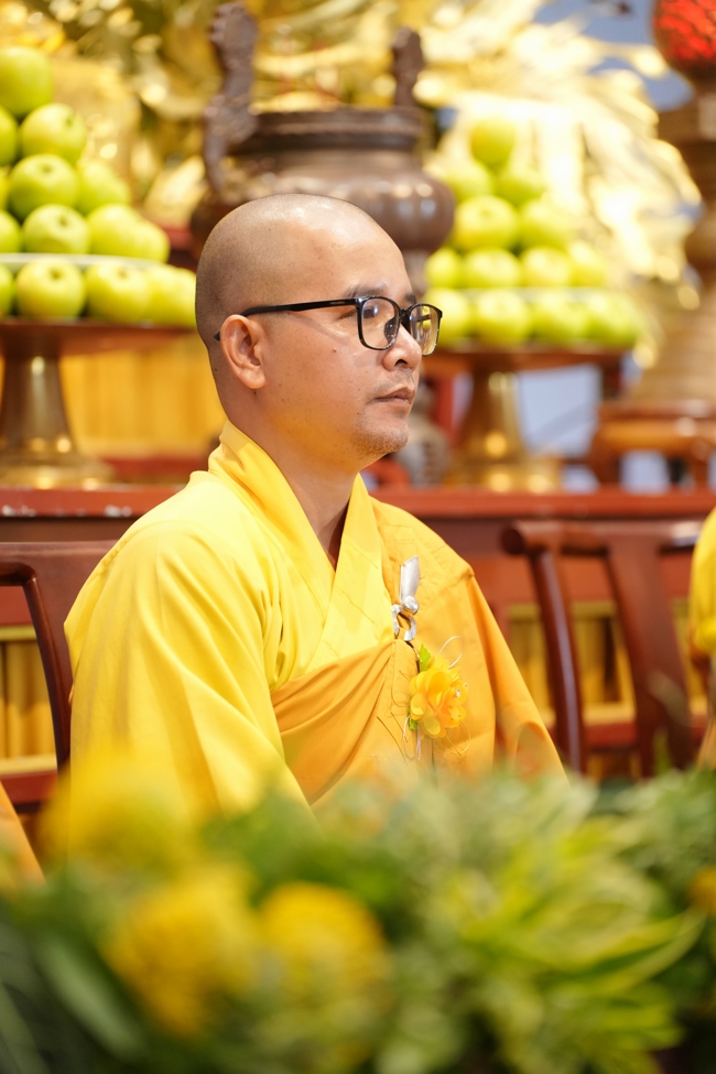 “The Rose Pinning on Shirt” Ullambana Ceremony for Businessmen