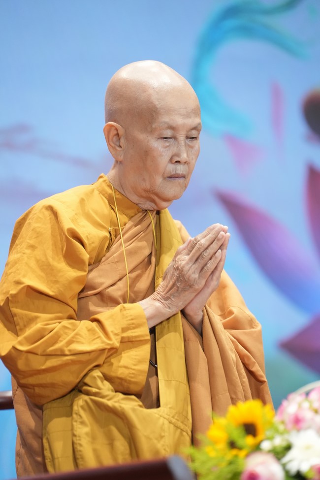 Dharma Talk One word of grace, one blessing thing by Nun Thich Nu Tâm Tâm – The 106th Seven-Day Retreat