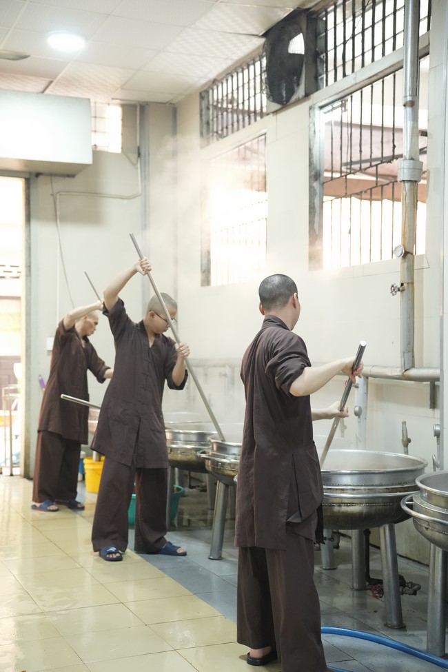 Dharma Talk One word of grace, one blessing thing by Nun Thich Nu Tâm Tâm – The 106th Seven-Day Retreat