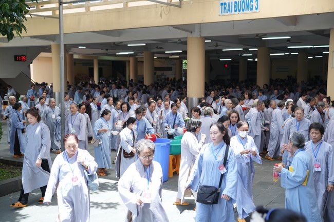 Dharma Talk One word of grace, one blessing thing by Nun Thich Nu Tâm Tâm – The 106th Seven-Day Retreat