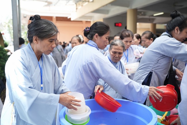 Dharma Talk One word of grace, one blessing thing by Nun Thich Nu Tâm Tâm – The 106th Seven-Day Retreat