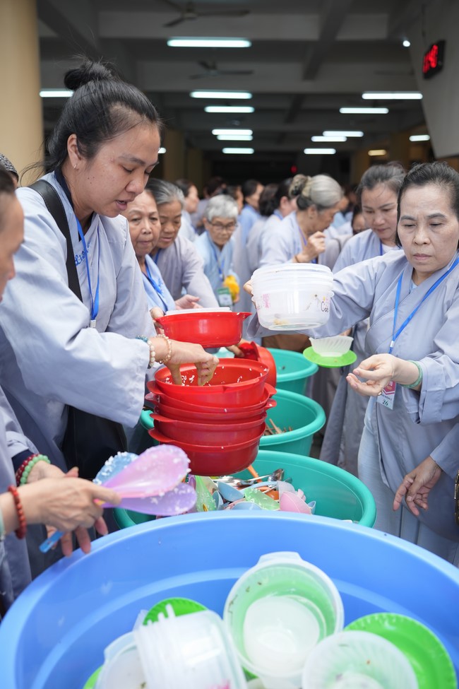 Dharma Talk One word of grace, one blessing thing by Nun Thich Nu Tâm Tâm – The 106th Seven-Day Retreat