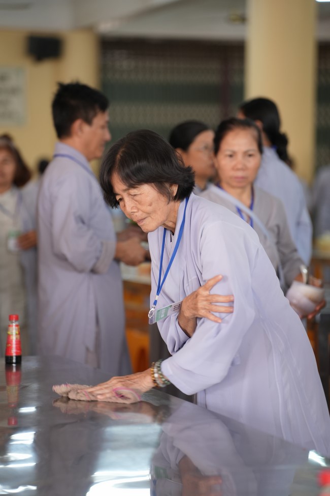 Dharma Talk One word of grace, one blessing thing by Nun Thich Nu Tâm Tâm – The 106th Seven-Day Retreat