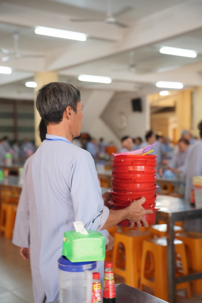 Dharma Talk One word of grace, one blessing thing by Nun Thich Nu Tâm Tâm – The 106th Seven-Day Retreat