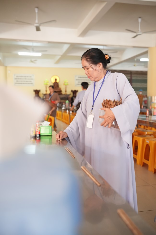 Dharma Talk One word of grace, one blessing thing by Nun Thich Nu Tâm Tâm – The 106th Seven-Day Retreat
