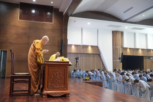 Dharma Talk One word of grace, one blessing thing by Nun Thich Nu Tâm Tâm – The 106th Seven-Day Retreat