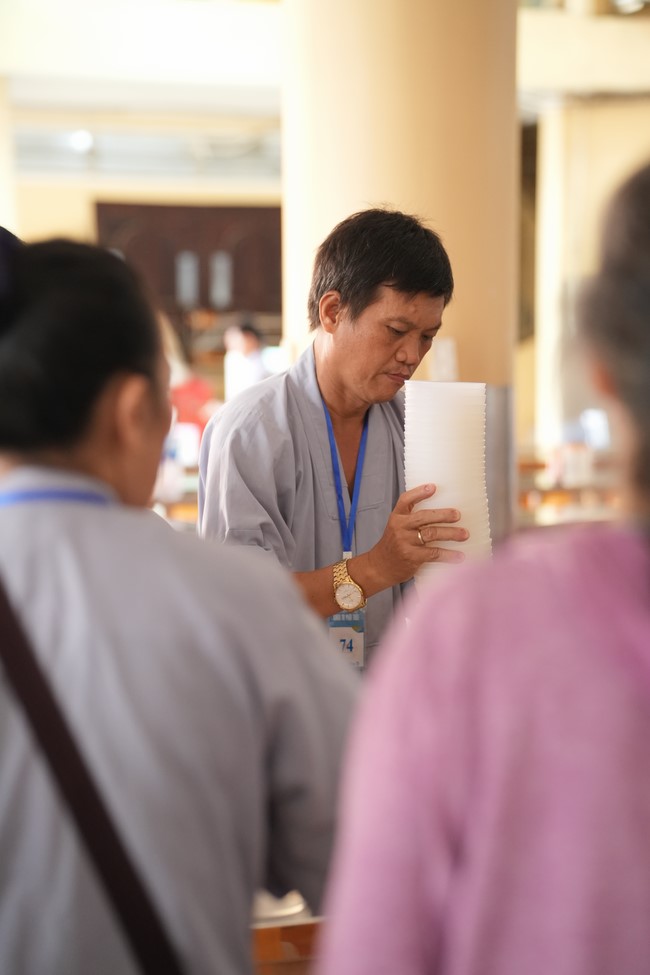 Dharma Talk One word of grace, one blessing thing by Nun Thich Nu Tâm Tâm – The 106th Seven-Day Retreat