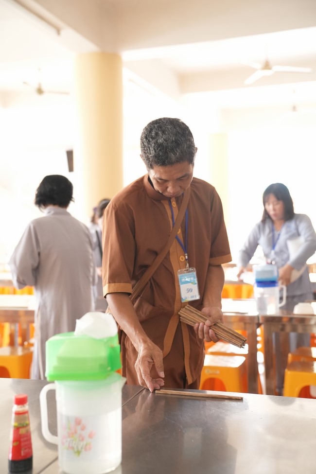 Dharma Talk One word of grace, one blessing thing by Nun Thich Nu Tâm Tâm – The 106th Seven-Day Retreat