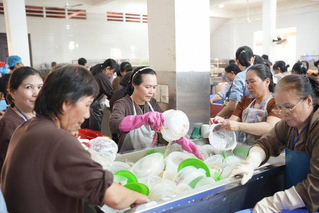 Dharma Talk One word of grace, one blessing thing by Nun Thich Nu Tâm Tâm – The 106th Seven-Day Retreat