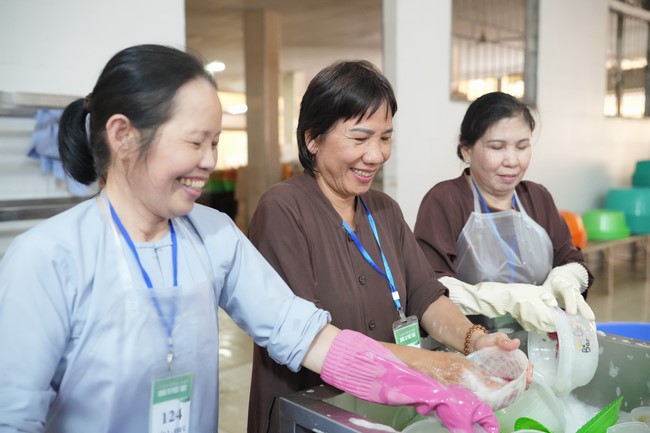 Dharma Talk One word of grace, one blessing thing by Nun Thich Nu Tâm Tâm – The 106th Seven-Day Retreat