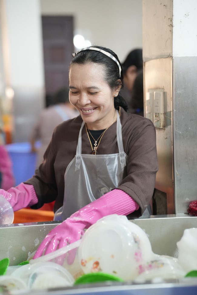 Dharma Talk One word of grace, one blessing thing by Nun Thich Nu Tâm Tâm – The 106th Seven-Day Retreat