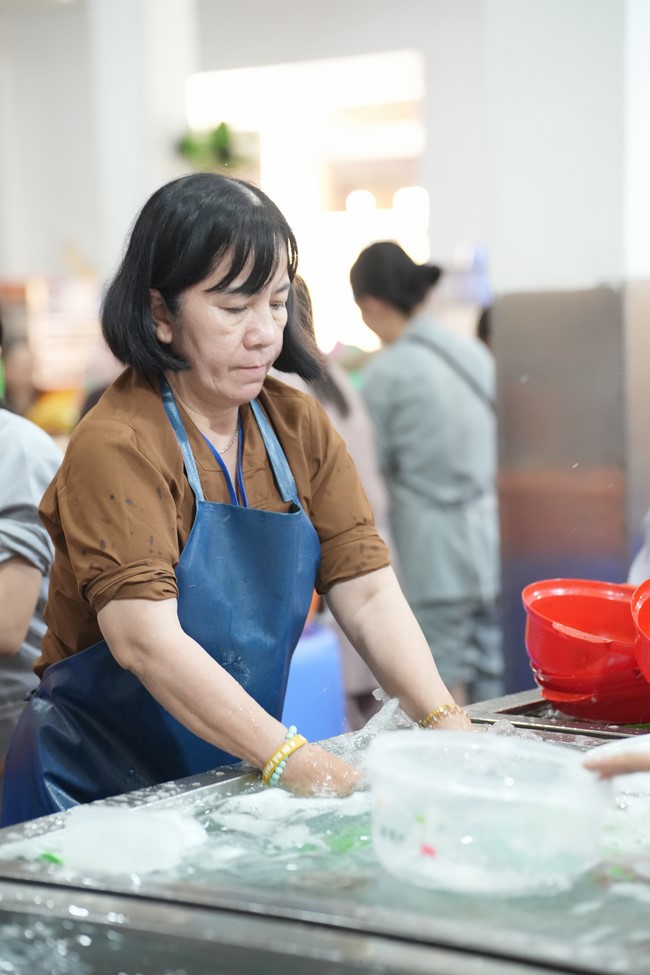 Dharma Talk One word of grace, one blessing thing by Nun Thich Nu Tâm Tâm – The 106th Seven-Day Retreat