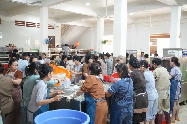 Dharma Talk One word of grace, one blessing thing by Nun Thich Nu Tâm Tâm – The 106th Seven-Day Retreat