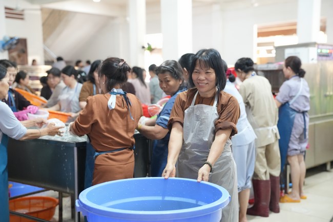 Dharma Talk One word of grace, one blessing thing by Nun Thich Nu Tâm Tâm – The 106th Seven-Day Retreat