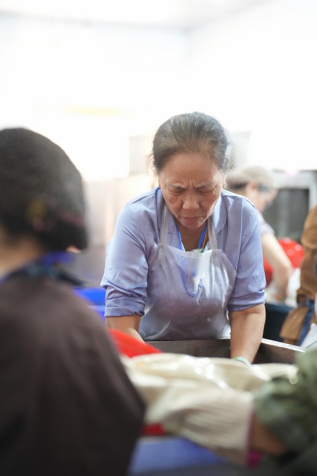 Dharma Talk One word of grace, one blessing thing by Nun Thich Nu Tâm Tâm – The 106th Seven-Day Retreat