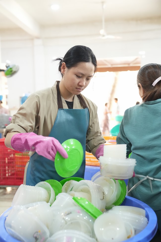 Dharma Talk One word of grace, one blessing thing by Nun Thich Nu Tâm Tâm – The 106th Seven-Day Retreat