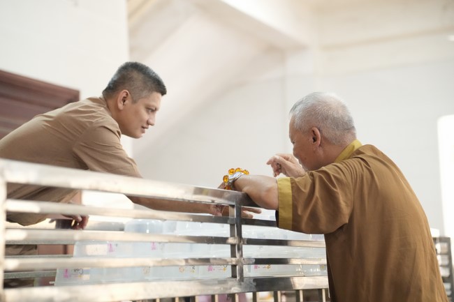 Dharma Talk One word of grace, one blessing thing by Nun Thich Nu Tâm Tâm – The 106th Seven-Day Retreat