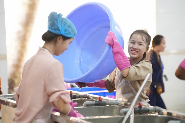 Dharma Talk One word of grace, one blessing thing by Nun Thich Nu Tâm Tâm – The 106th Seven-Day Retreat