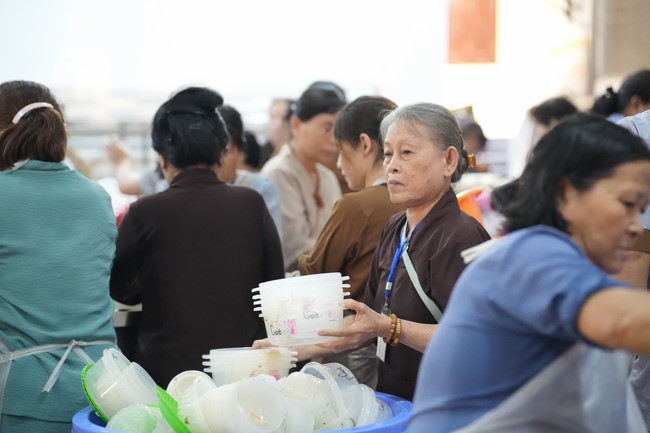 Dharma Talk One word of grace, one blessing thing by Nun Thich Nu Tâm Tâm – The 106th Seven-Day Retreat