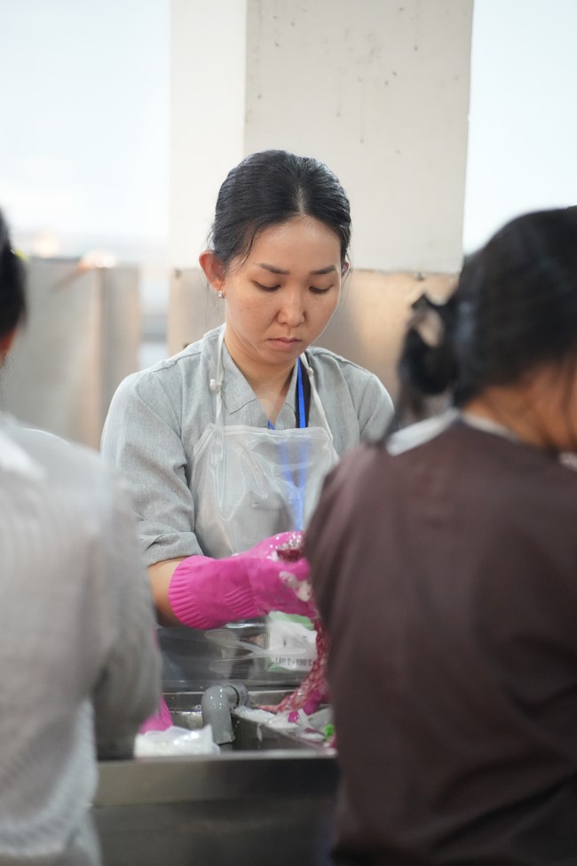 Dharma Talk One word of grace, one blessing thing by Nun Thich Nu Tâm Tâm – The 106th Seven-Day Retreat