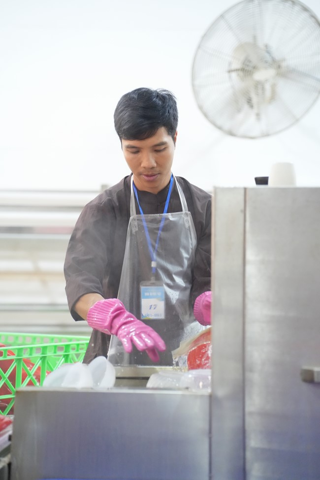 Dharma Talk One word of grace, one blessing thing by Nun Thich Nu Tâm Tâm – The 106th Seven-Day Retreat