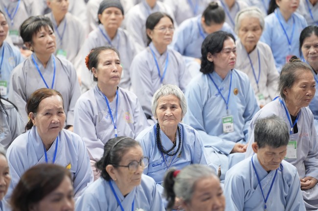 Dharma Talk One word of grace, one blessing thing by Nun Thich Nu Tâm Tâm – The 106th Seven-Day Retreat